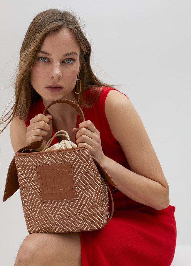 Bolso bucket trenzado