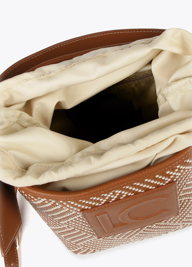 Bolso bucket trenzado