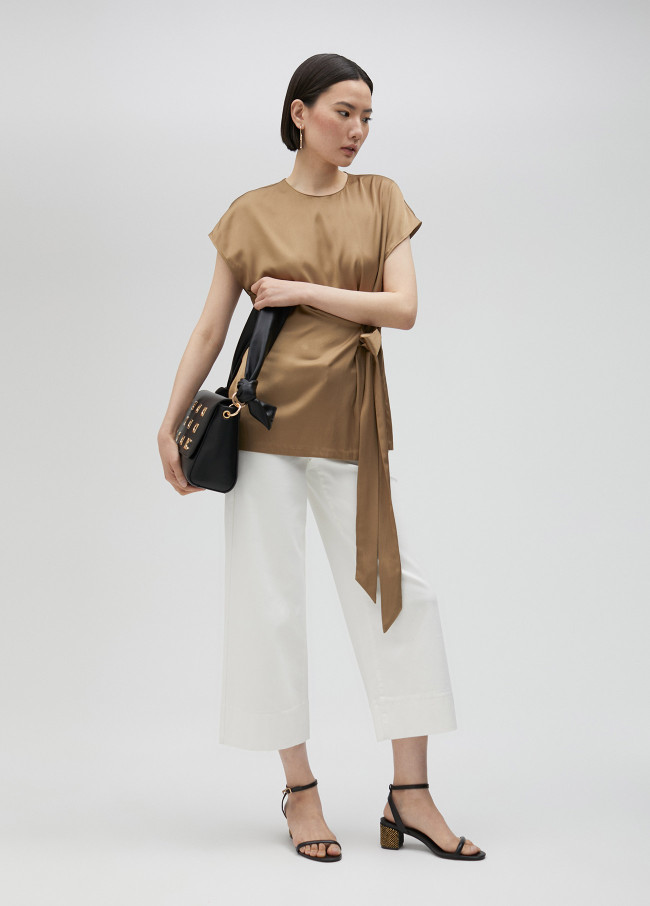 Blusa acetinada atada à cintura