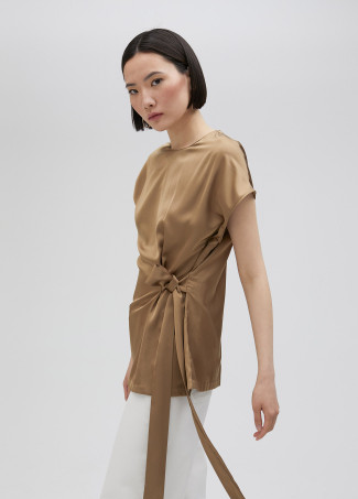 Satinbluse in der Taille gebunden