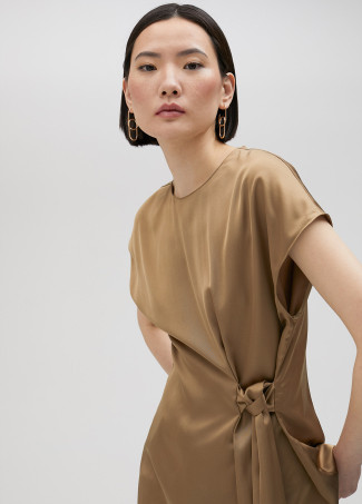 Blusa satinada atada en cintura