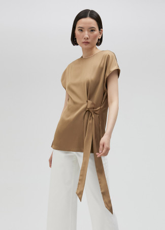 Satinbluse in der Taille gebunden