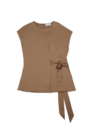 Blusa satinada atada en cintura