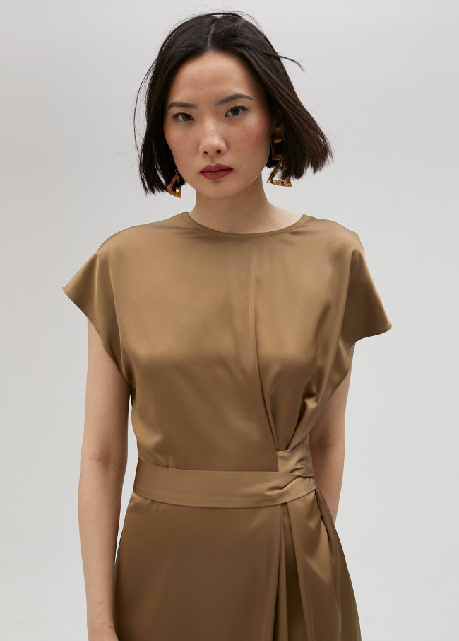 Robe satinée nouée