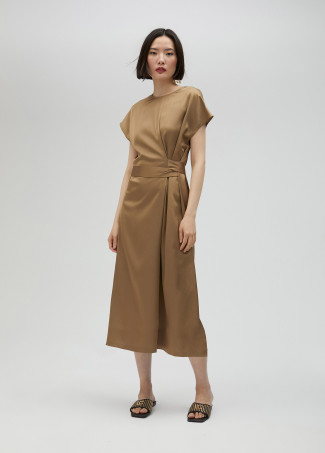 Robe satinée nouée