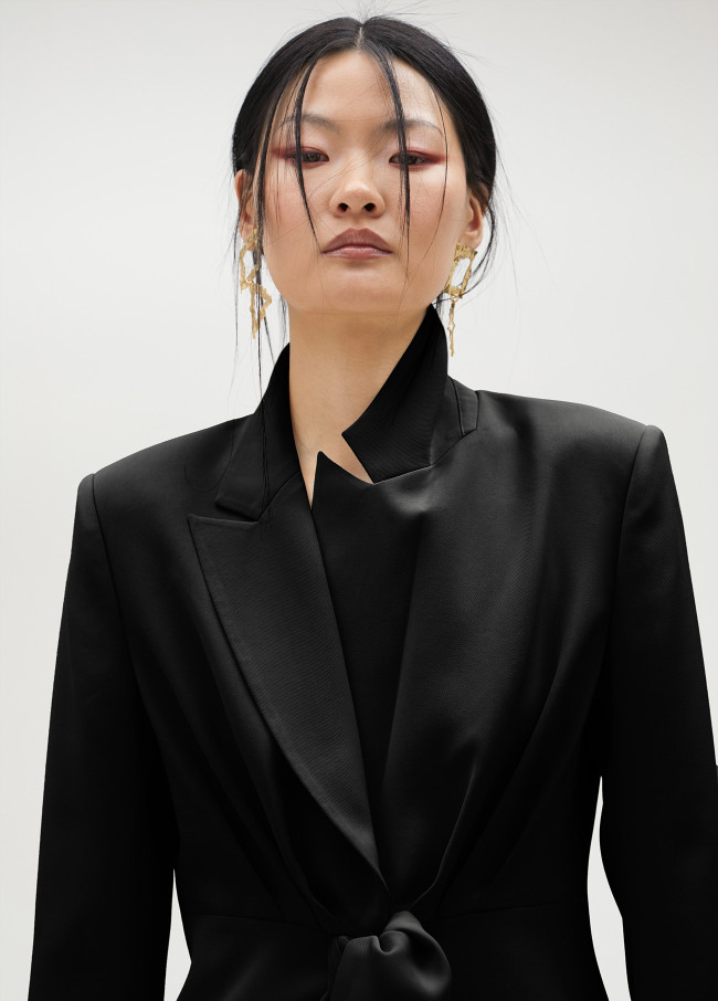 Kurzer Blazer mit Knoten