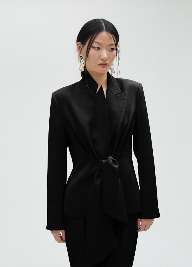 Kurzer Blazer mit Knoten