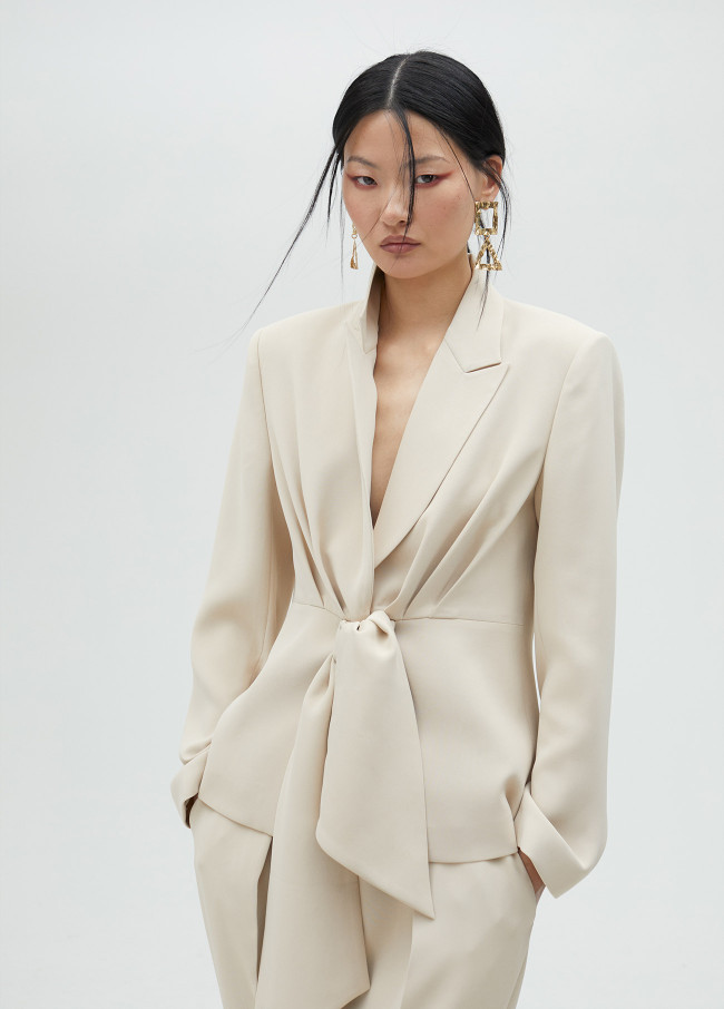 Kurzer Blazer mit Knoten