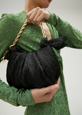 Mini bolso satinado con lazos laterales