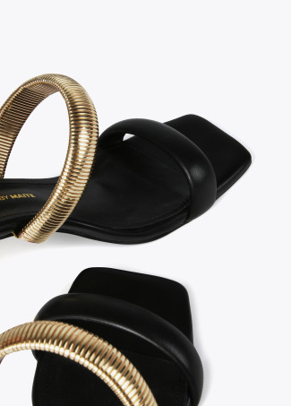 Sandália de tacão com tira metalizada