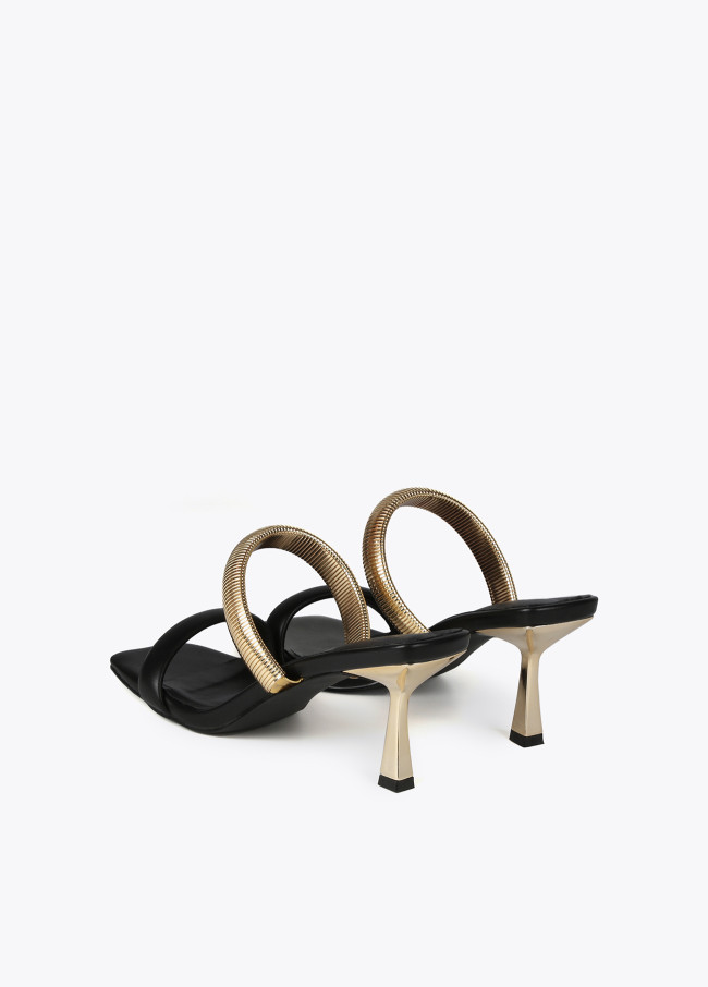 Sandalen mit Absatz und metallisiertem Riemen