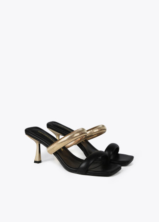 Sandalen mit Absatz und metallisiertem Riemen