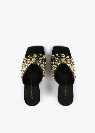 Hinten offene Schuhe mit Absatz und Metallic-Details