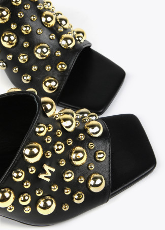 Hinten offene Schuhe mit Absatz und Metallic-Details