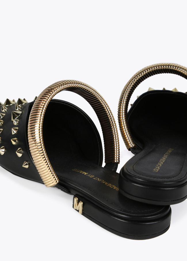 Mules com tira e ornamentos metálicos