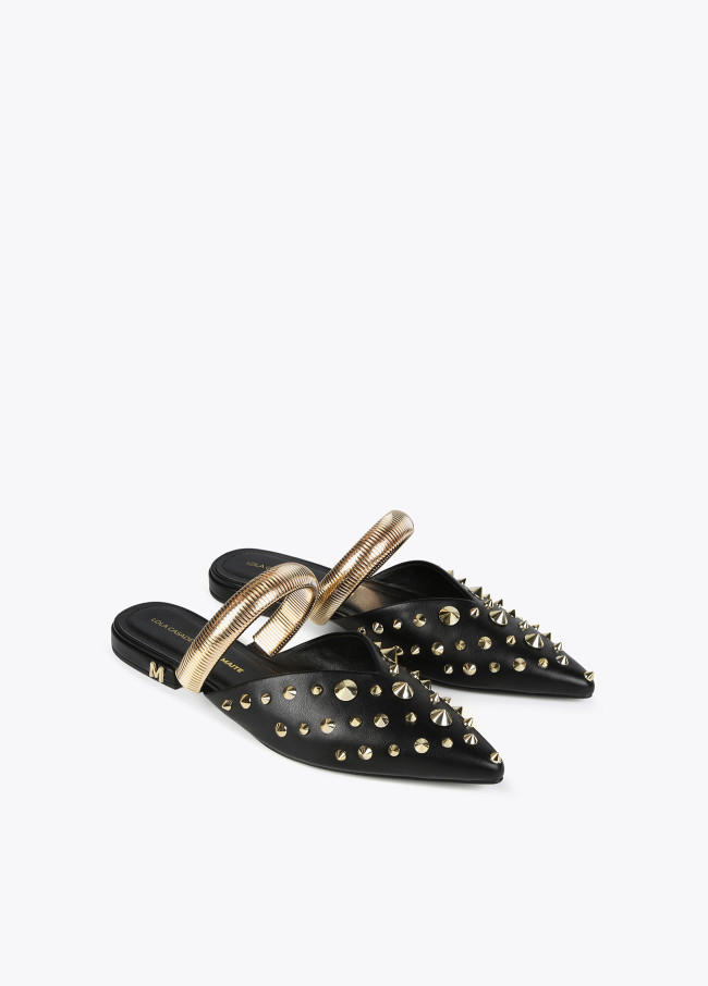 Mules com tira e ornamentos metálicos