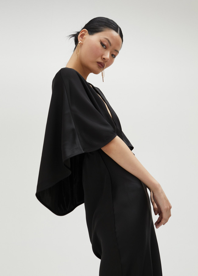 Vestido comprido com mangas capa