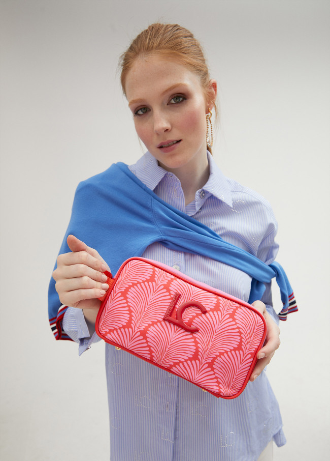 Necessaire em nylon com estampado de conchas