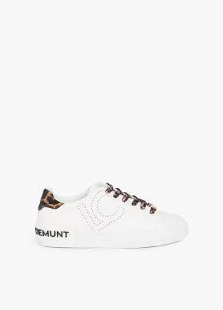 Sneakers con dettaglio LC traforato