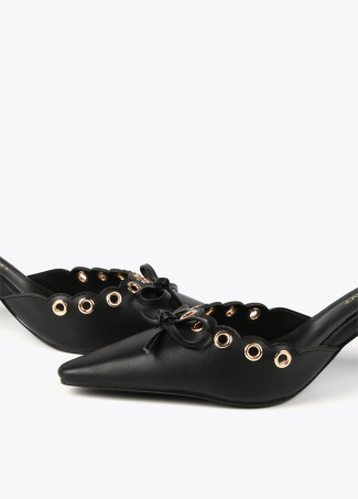 Zapato de tacón detalles metálicos