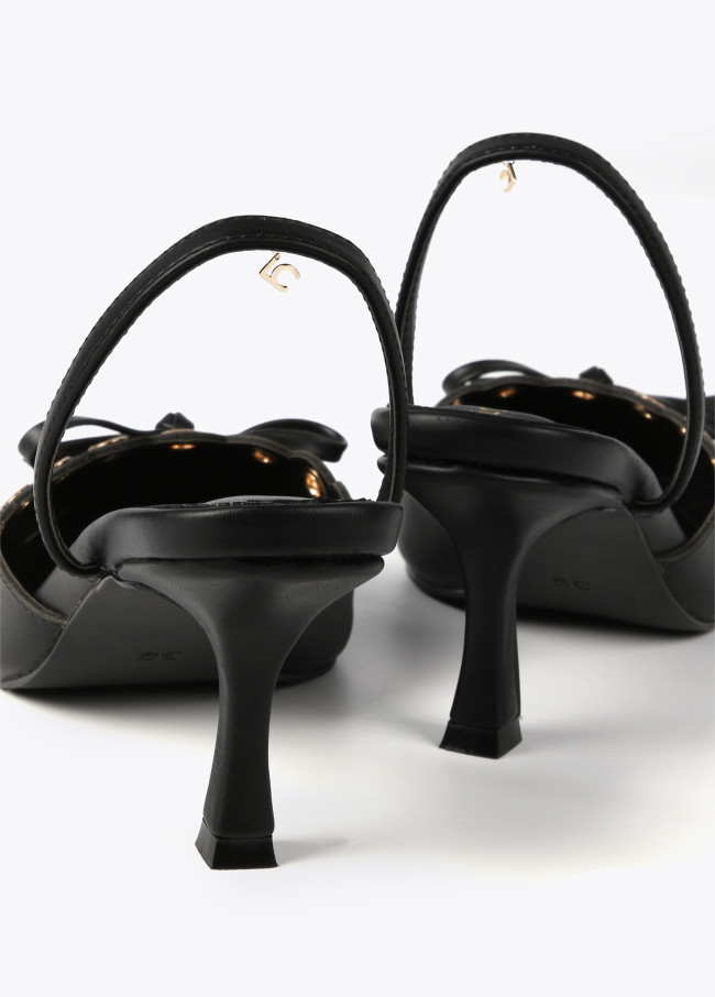 Scarpe con tacco dettagli in metallo