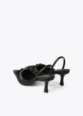 Zapato de tacón detalles metálicos