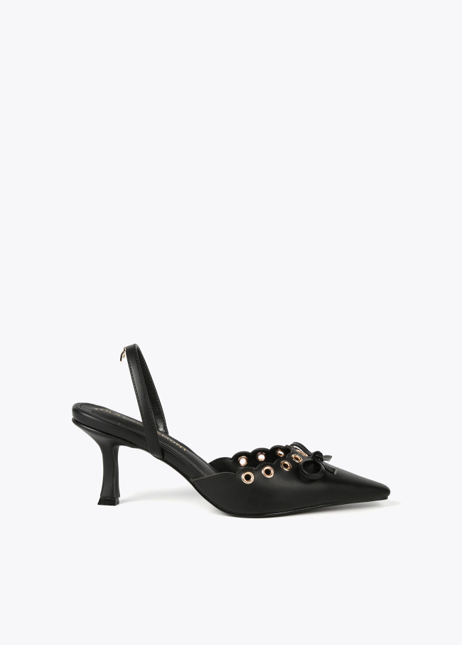 Heeled shoes with metal details