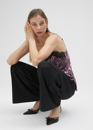 Heeled shoes with metal details