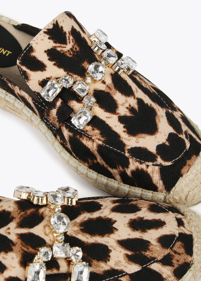 Alpergatas rasas com estampado animal com...
