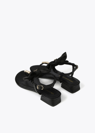 Sandals with bow and rhinestone details