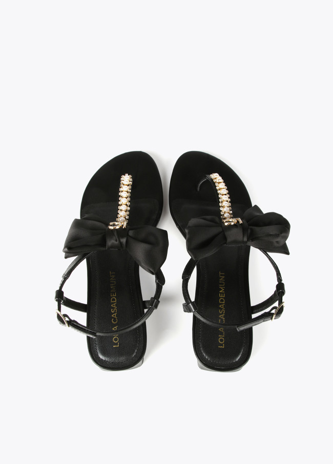 Sandals with bow and rhinestone details