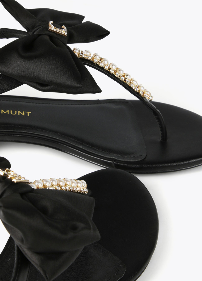 Sandals with bow and rhinestone details