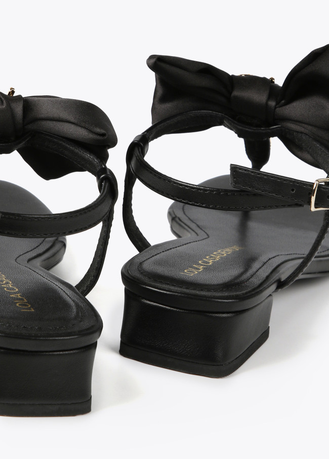Sandals with bow and rhinestone details