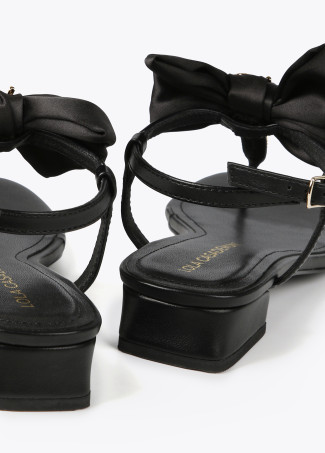 Sandals with bow and rhinestone details