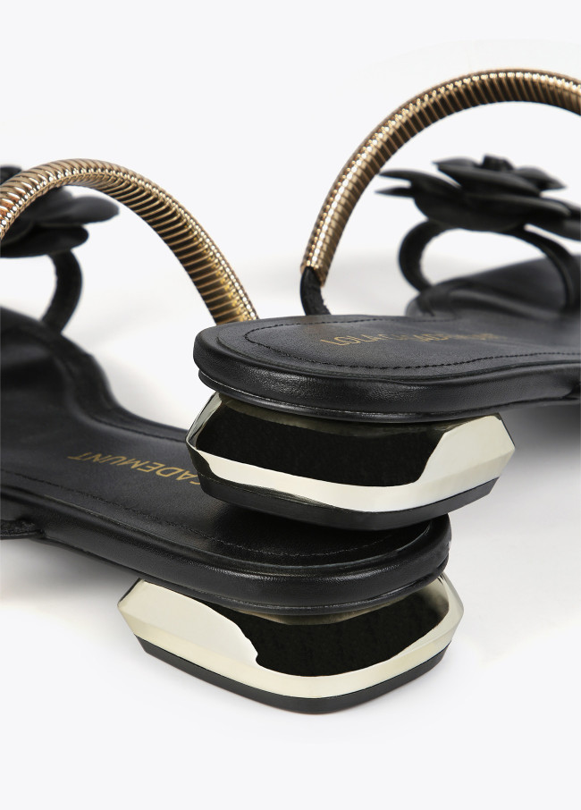 Sandalen mit Blumen und Riemen aus Metall