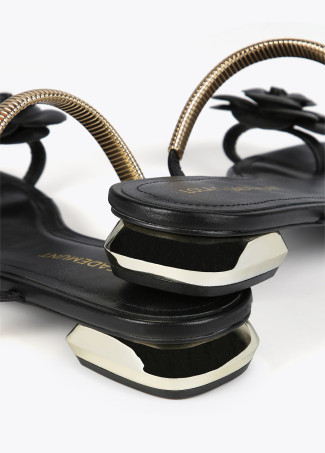 Sandalen mit Blumen und Riemen aus Metall