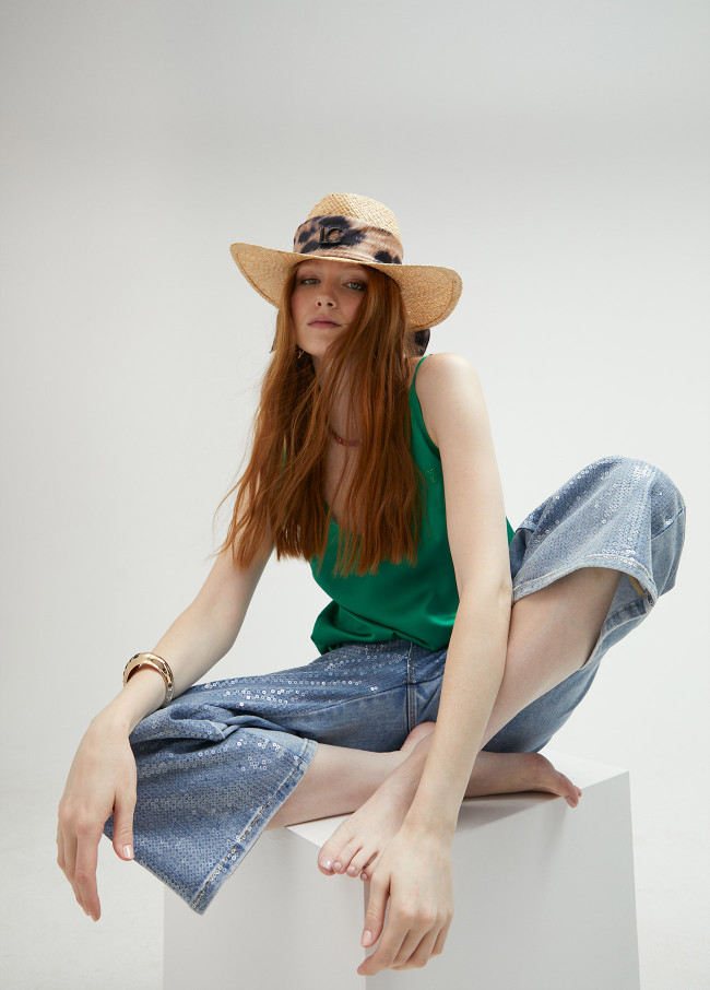 Wide-brimmed hat with scarf