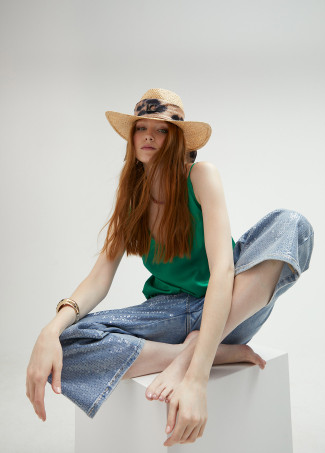 Wide-brimmed hat with scarf