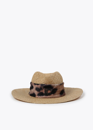 Sombrero ala ancha con pañuelo