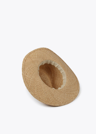 Chapéu de aba larga com lenço