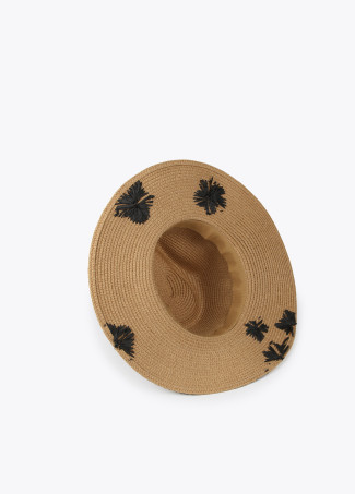 Wide-brimmed hat with embroidered flowers
