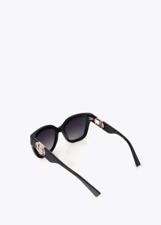 Gafa cuadrada con logo dorado