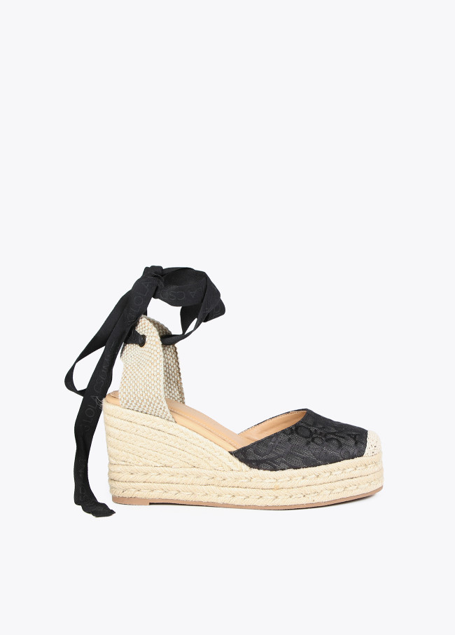 Chaussures compensées effet fibre naturelle monogramme