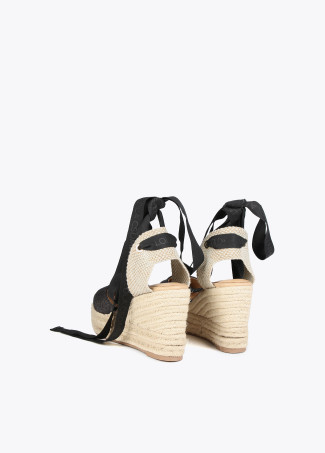 Chaussures compensées effet fibre naturelle monogramme