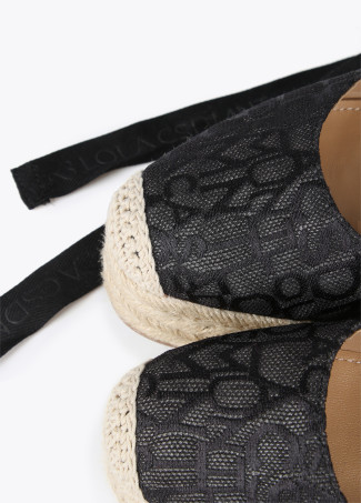 Chaussures compensées effet fibre naturelle monogramme