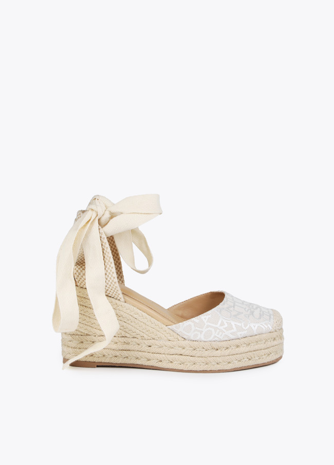Chaussures compensées effet fibre naturelle monogramme