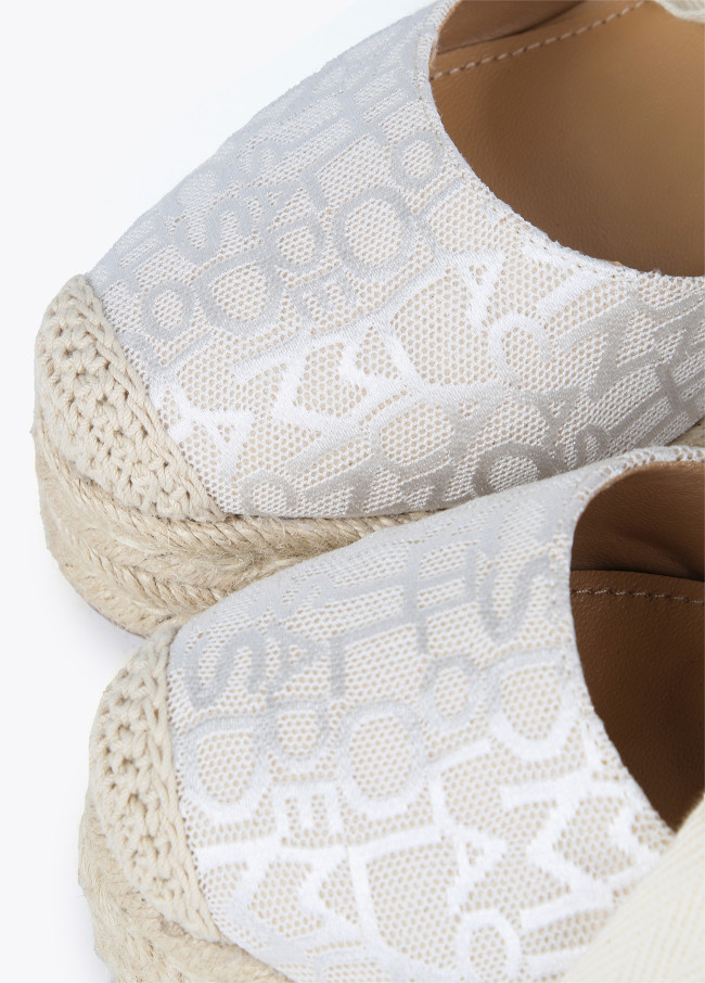 Natural fibre-effect monogram wedges