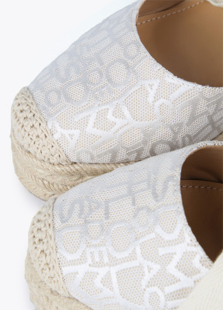 Natural fibre-effect monogram wedges