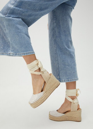 Chaussures compensées effet fibre naturelle monogramme