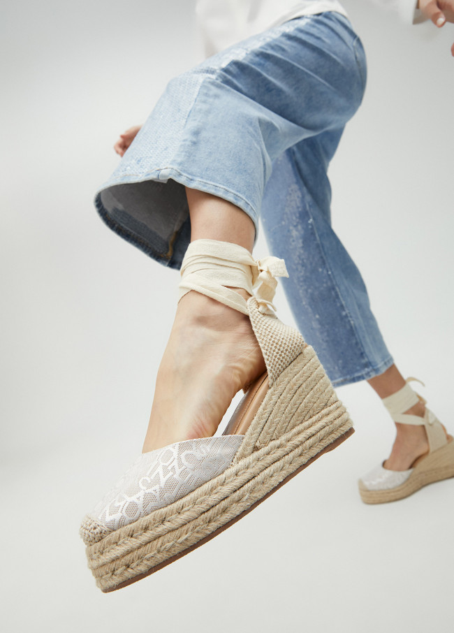 Natural fibre-effect monogram wedges